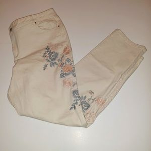 Off-white Denim Pants w/ Embroidered detailing